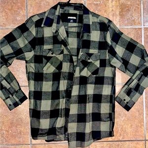 Brand: RSQ/Color:Green/Material-Print: Flannel
Size: Small/Fits: Relaxed